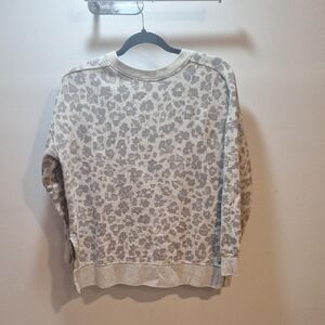 GAP Women's Cream and Gray Animal Print Sweater